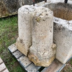 LOT DE 2 BORNES EN PIERRE H66