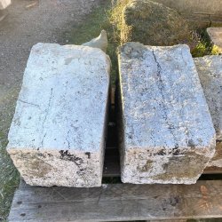 LOT DE 2 DÉS EN PIERRE H54