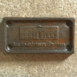 PLAQUETTE EN FONTE...