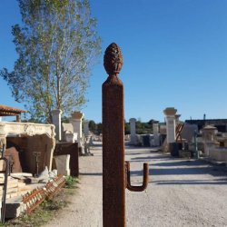 POTEAU EN FER POMME DE PIN...